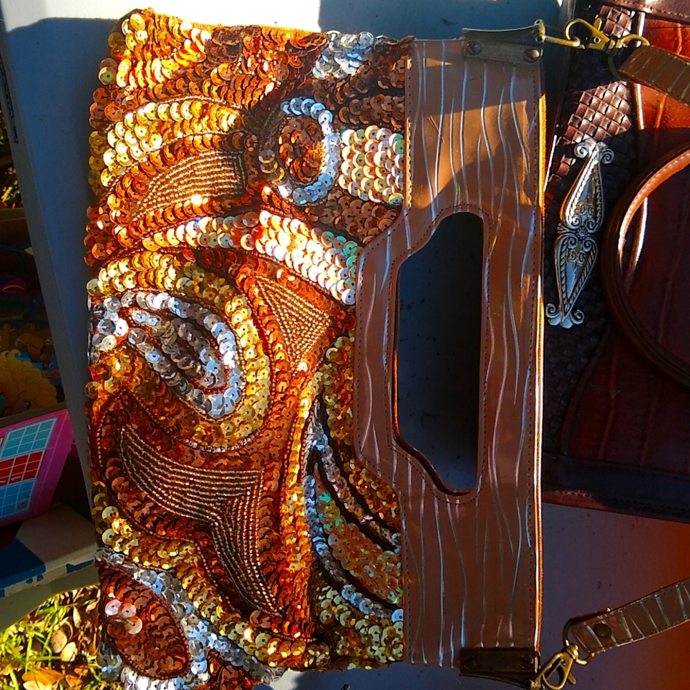 Small sequined night bag.